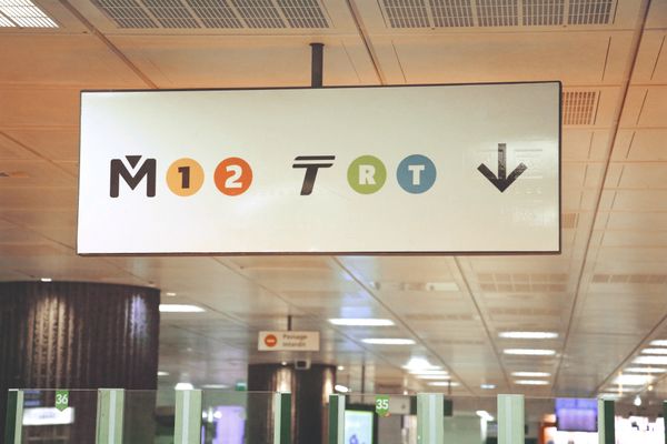 Un panneau indicatif métro et tram, à la gare Lille Flandres.