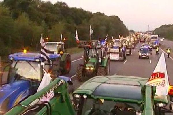 Jeudi matin, les tracteurs ont envahi les autouroutes A1, A4, A6, A10 et A13 en direction de Paris.