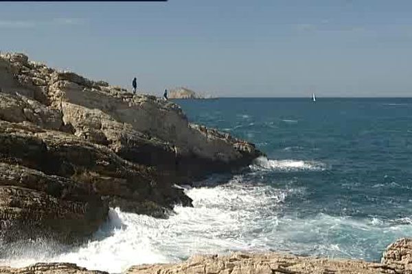 Prudence : il fait beau mais l'eau reste froide et le mistral peut rendre la nage très difficile. Surtout ne pas surestimer ses forces...