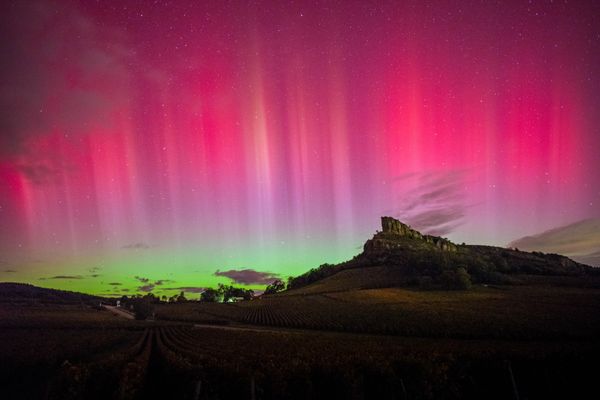 Des aurores boréales magnifiques ont été photographiées à la roche de Solutré.