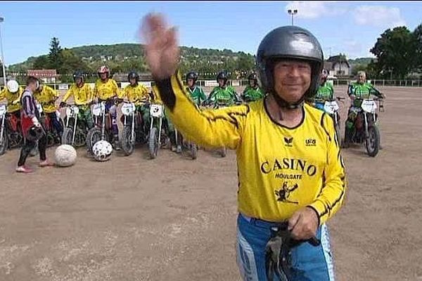 Les anciens sont remontés sur leurs bécanes pour les 80 ans du motoball de Houlgate. 