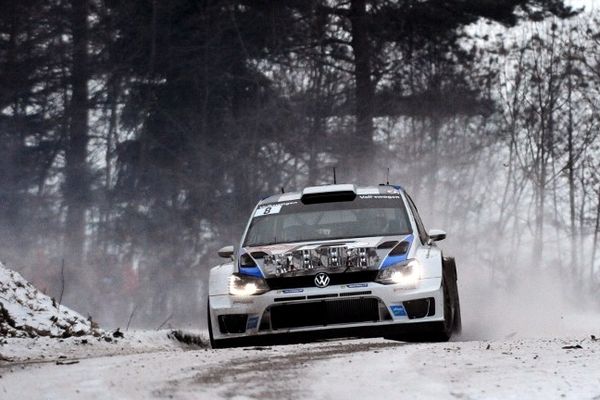 Sébastien Ogier en dérapage contrôlé sur la neige