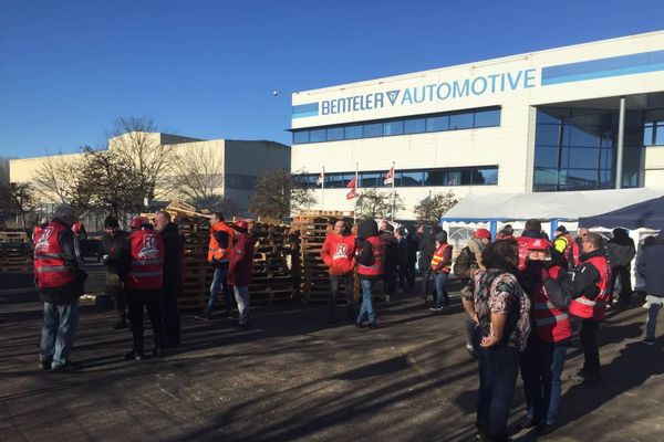 Les salariés de Benteler à Miennes en grève, jeudi 18 novembre 2021, après l'annonce de la fermeture de leur usine.