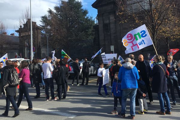 Grève dans l'Éducation nationale : 700 manifestants dans les rues de Clermont-Ferrand le lundi 12 novembre. 