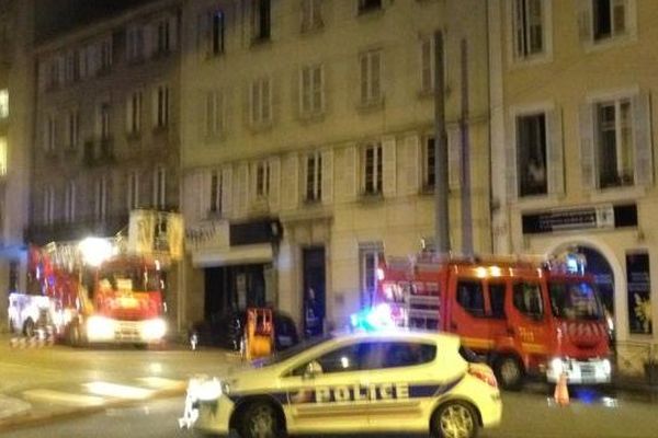 Arrivée des secouristes sur l'incendie à Limoges, boulevard Carnot, mercredi 22 janvier 2014, vers 7h45