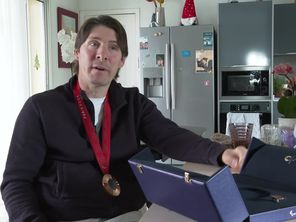 Julien Michaud arbore fièrement sa médaille de bronze.