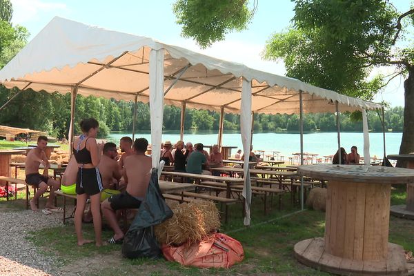 L'Apér'eau, bar éphémère avec une vue sur le lac