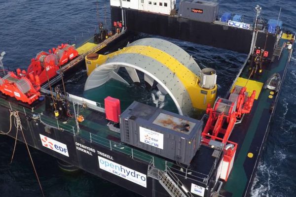 Immersion de la seconde hydrolienne du projet EDF de Paimpol-Bréhat