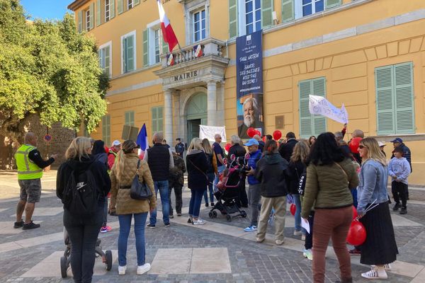 Le cortège d'une centaine de personnes a défilé dans les rues de Fréjus jusque devant le parvis de la mairie, afin d'interpeler le maire de la ville.