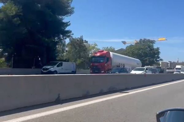 En raison d’un véhicule en feu, l’autoroute A8 a été coupé, dans le sens France – Italie provoquant de gros bouchons.