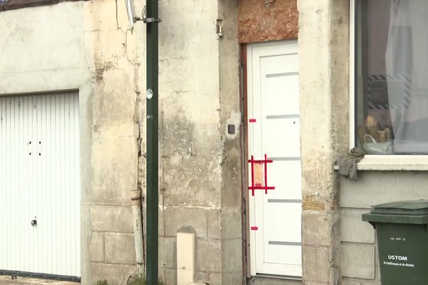 La victime a été tuée par une balle qui aurait traversé sa porte d'entrée.