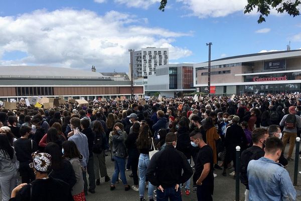 L'esplanade Charles de Gaulle à Rennes, pendant le rassemblement contre les violences policières et le racisme