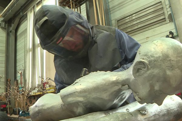 Une des sculptures destinées aux JO de Paris 2024 a été fabriquée dans cette fonderie à Charbonnières-les-Vieilles, un village du Puy-de-Dôme.