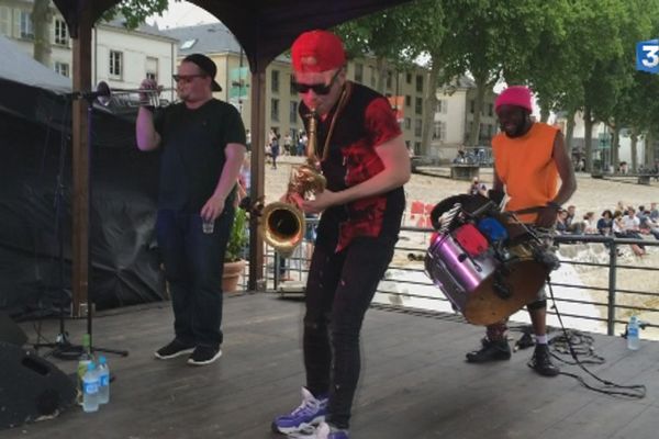 Too Many Zooz à la Sardine à Orléans le 11 juin 2015. De gauche à droite : Matt Doe à la trompette, Leo P au saxophone baryton et King Of Sludges aux percussions.