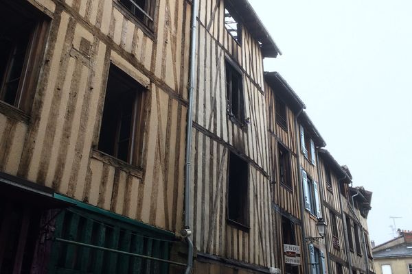 Plusieurs maisons, principalement celle avec la façade blanche, menacent de s'effondrer rue de la Boucherie, après l'important incendie du samedi 17 février.