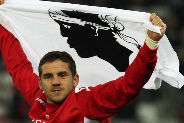 Le gardien bastiais Jean-Louis Leca brandissant le drapeau corse à l'Allianz Riviera, une image que les niçois n'ont pas oubliée.