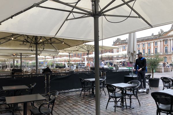 Les bars et restaurants sont désertés à Toulouse. 