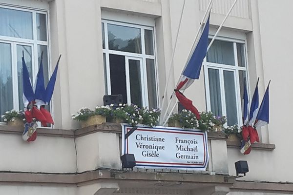 Les noms des victimes affichés au fronton de l’hôtel de ville. 