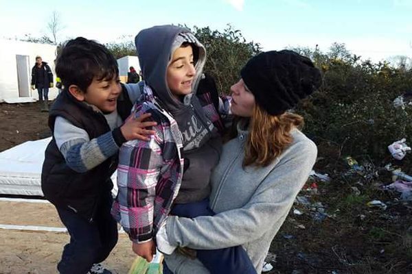 Marion (bénévole d'UTOPIA 56) : un peu de chaleur et de réconfort pour les enfants réfugiés.