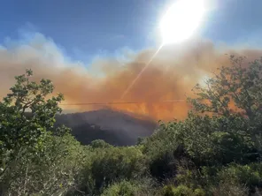 La fumée enveloppe la vallée, jeudi après-midi.