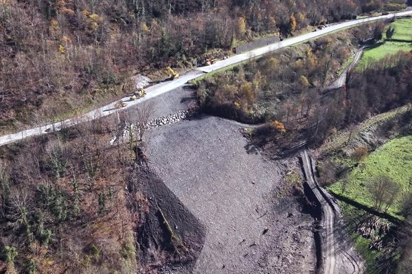 Une brèche de 50 mètres s'était formée sur la RN 134, après le violent orage du 7 septembre 2024 en vallée d'Aspe. Elle a depuis été remblayée. 