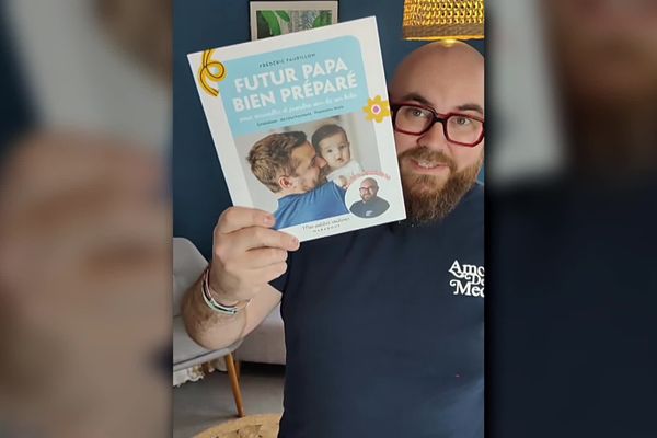 Depuis quatre ans, Frédéric Faurillon donne des conseils et astuces avec humour pour les jeunes parents sur les réseaux sociaux.