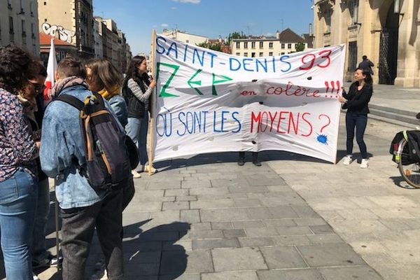 Des parents d'élèves mobilisés à Saint-Denis.