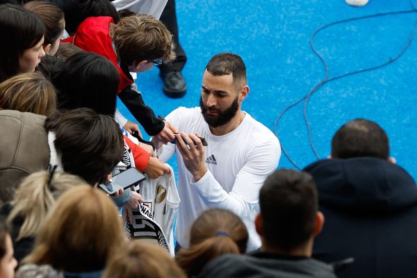 Karim Benzema en pleine signature d'autographes