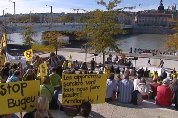 Un rassemblement à Lyon, sur les gradins du pont de la Guillotière, a clôturé une "marche des réfugiés du nucléaire"  - 13/10/12