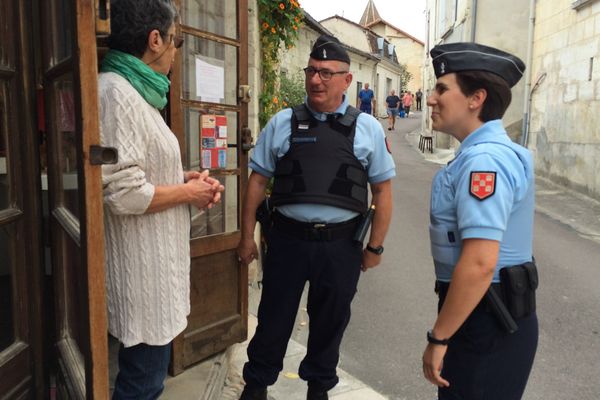 Patrouille à pied pour deux des neuf gendarmes réservistes déployés à Aubeterre-sur-Dronne.