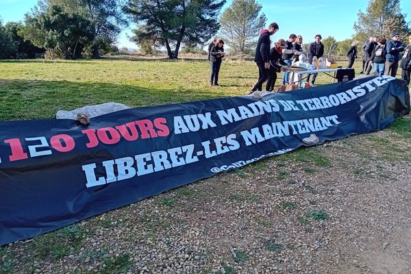 Environ 80 personnes ont demandé la libération des otages du Hamas lors d'un rassemblement près du lac de Bimont, dans les Bouches-du-Rhône, dimanche 4 février 2024.