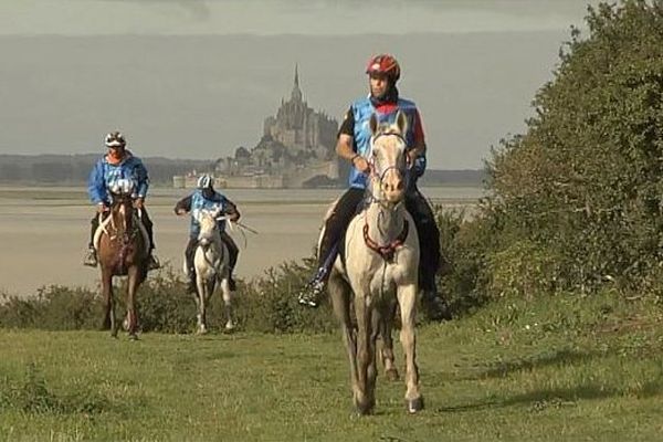 Les cavaliers de l'endurance devant le Mont-Saint-Michel