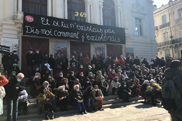 Deux cents personnes attendent symboliquement la réouverture du Théâtre Molière de Sète. 