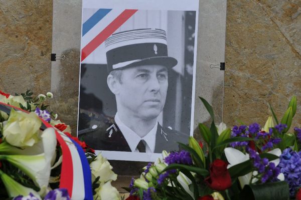 Cérémonie en hommage au lieutenant colonel Arnaud Beltrame au groupement de gendarmerie du Lot, à Cahors, le 28 mars 2018