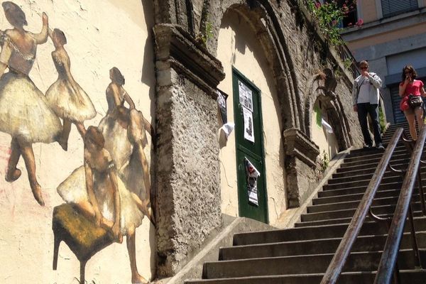 Les Danseuses de Degas pirouettent dans une montée des Pentes de la Croix-Rousse.