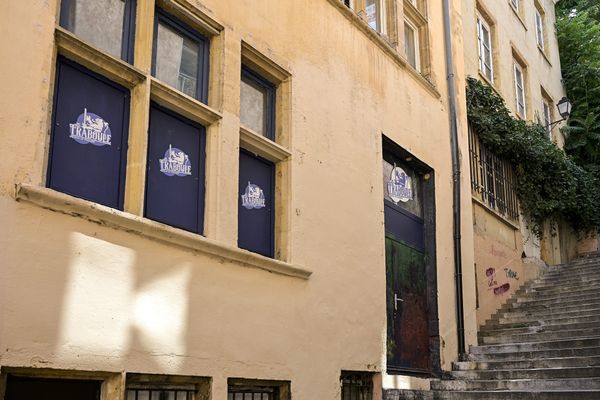 La Traboule, "Maison de l'identité lyonnaise", est un bar de l'ultra-droite lyonnaise situé dans le Vieux-Lyon (5e arrondissement). Ici en juin 2023.