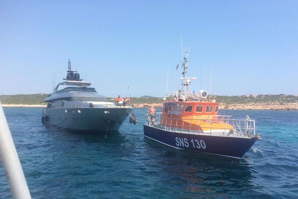 Le "MERI IV" yatch de 27 mètres prise en charge par la SNSM de Propriano, le 1er août 2018 