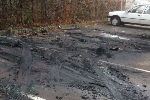 Plusieurs véhicules ont été incendiés sur un parking