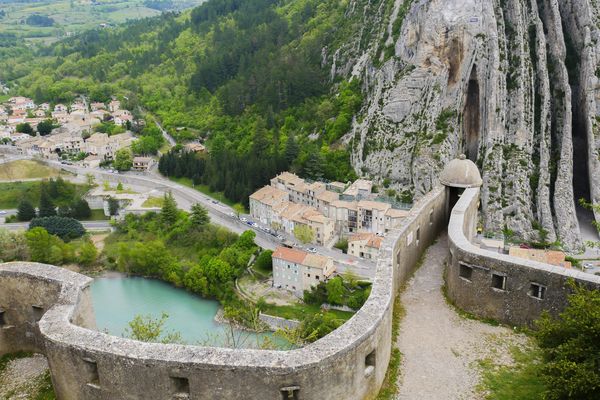 La citadelle de Sisteron qui surplombe la ville dans les Hautes-Alpes.