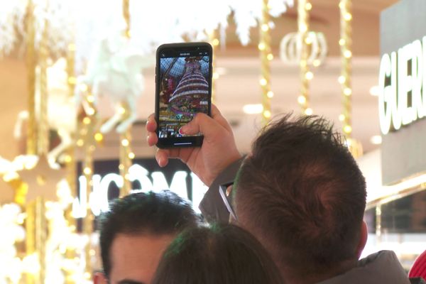 L'affluence est fortes avant Noël dans les grands magasins parisiens.