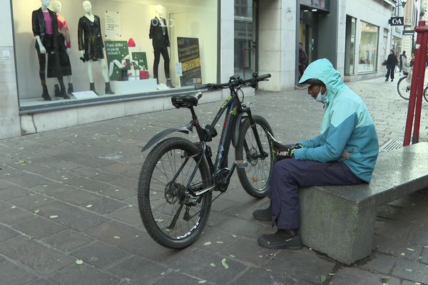 Un livreur de plateformes attend une commande à Mulhouse