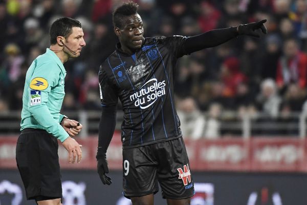 Mario Balotelli fait part à l'arbitre des problèmes de racisme qu'il a rencontrés durant le match, à Dijon, le 10 février 2018