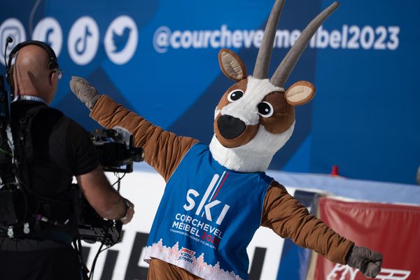 Toya est la mascotte officielle des championnats du monde de ski alpin qui se déroulent entre Méribel et Courchevel du 5 au 19 février 2023.