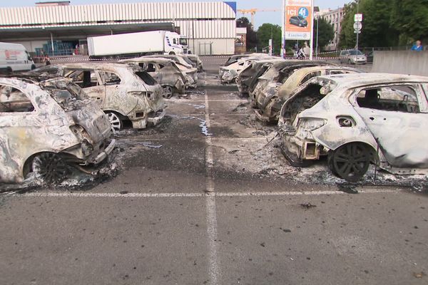 17 voitures de location ont été incendiées sur la parking du Leclerc de Schiltigheim.