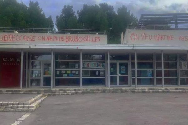 Bruno Gilles (LR), candidat à la mairie de Marseille, dénonce des tags d'intimidation, sur la façade du centre municipal d'animation Beausoleil.