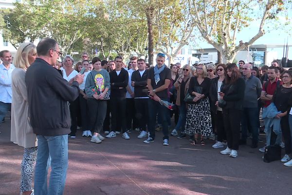 Un rassemblement en mémoire de Dominique Bernard a été organisé à Bastia, ce jeudi 19 octobre.