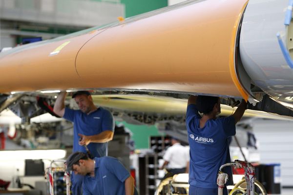 Des employés Airbus sur la chaine d'assemblage de l'A380 à Toulouse en Août 2013