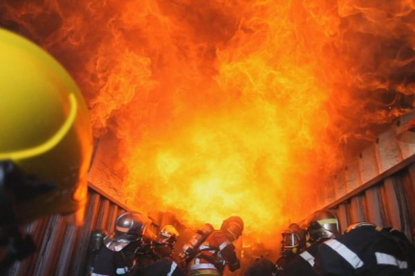 Les pompiers s'entraînent régulièrement pour maintenir leurs acquis, comme lors de cette formation incendie à Creil. 