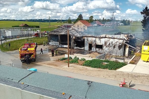 Un local artisanal détruit par un incendie aux Fins dans le Haut-Doubs.