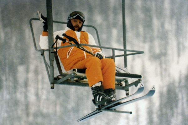 Dans sa célèbre combinaison jaune, Michel Blanc a incarné l'un de ses plus grands rôles, celui de Jean-Claud Dusse dans les Bronzés font du ski.